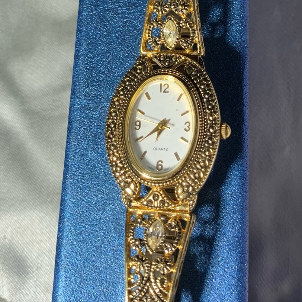 Luxurious Gold Women's Quartz Watch